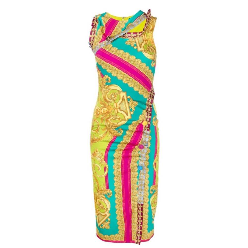Vestido Barocco Goddess de Versace 10 tips de Donatella Versace para lograr outfits increíbles en verano 2022