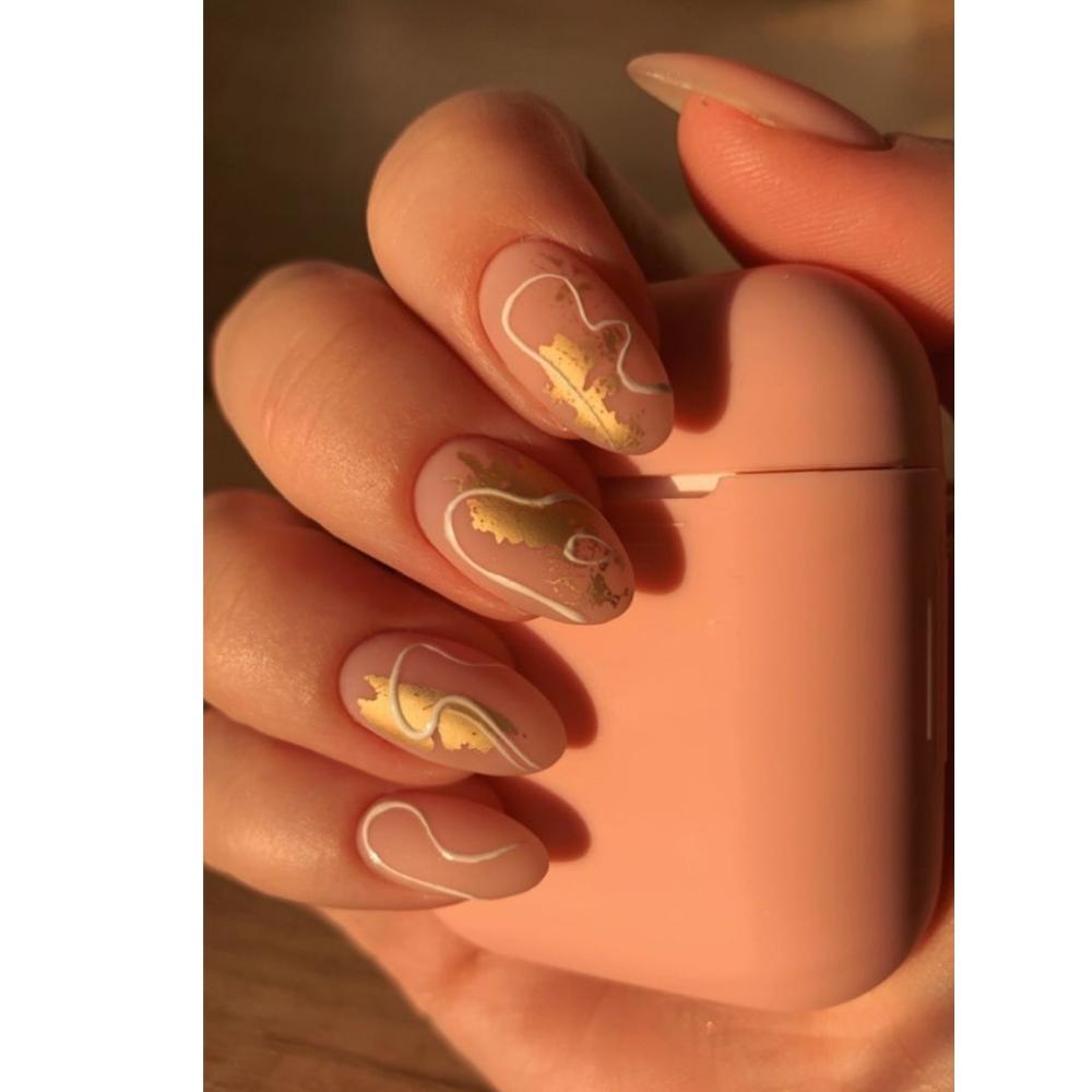 Nail art con formas abstractas y foil dorado 10 ideas para llevar uñas doradas y lucir elegante en la oficina