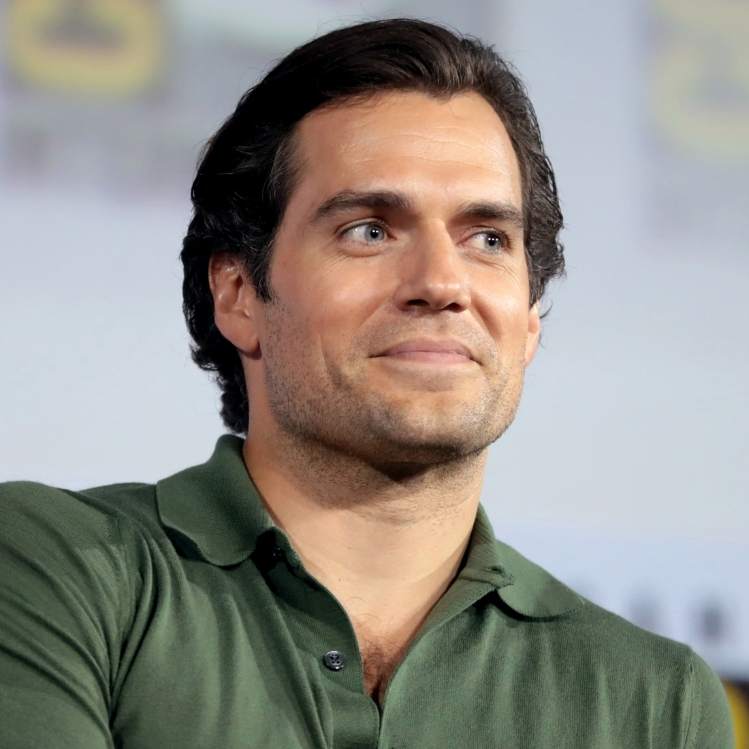 Henry Cavill ya no es «el hombre más guapo del mundo» y lo remplaza RM