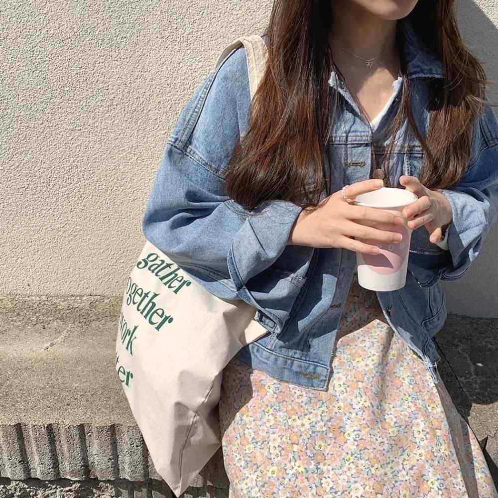 Arma un look con chamarra de mezclilla y un vestido largo 5 outfits fáciles para no verte fachosa camino a la oficina