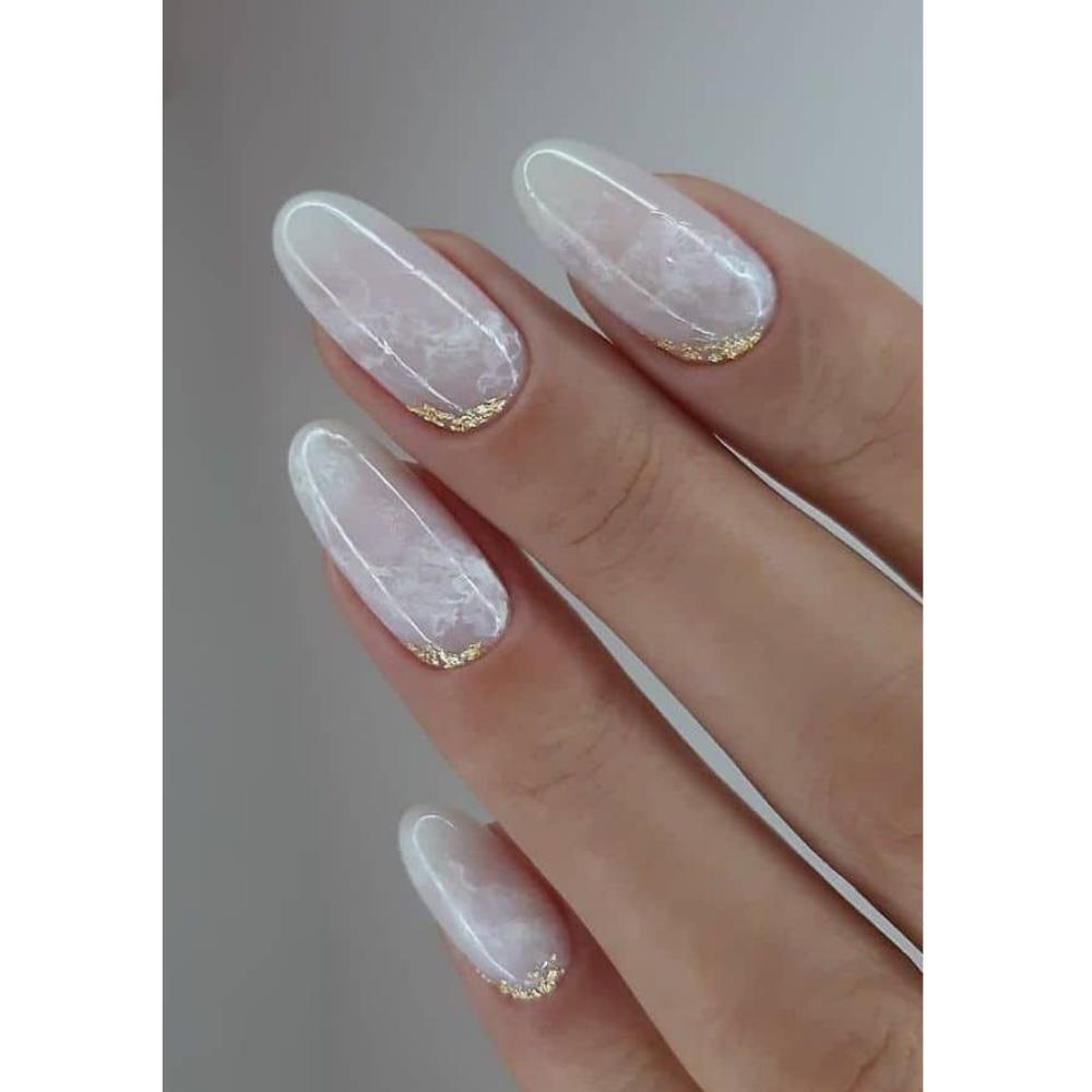 Efecto mármol o cuarzo con toques de oro 10 ideas para llevar uñas doradas y lucir elegante en la oficina
