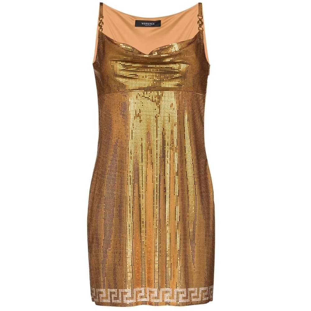 Vestido corto metal mesh sin mangas Versace 10 tips de Donatella Versace para lograr outfits increíbles en verano 2022