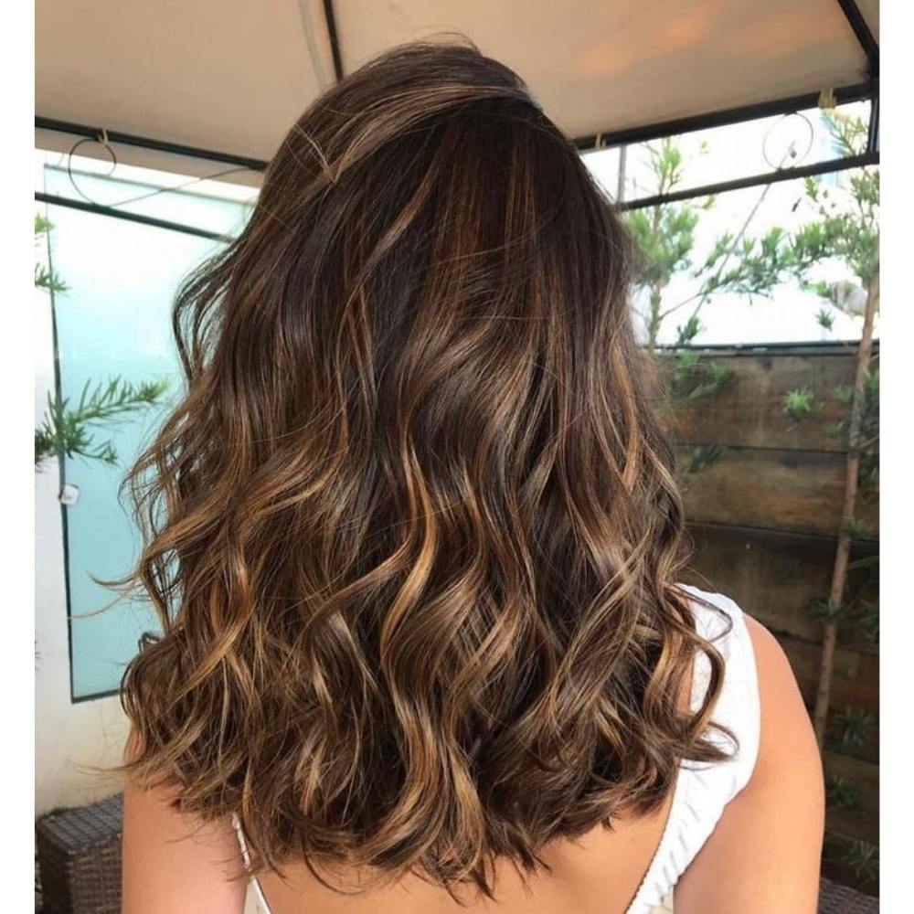 Mechas babylights en tonos miel para iluminar rostro y dar volumen Babylights para cabello oscuro que le darán luz a la cara
