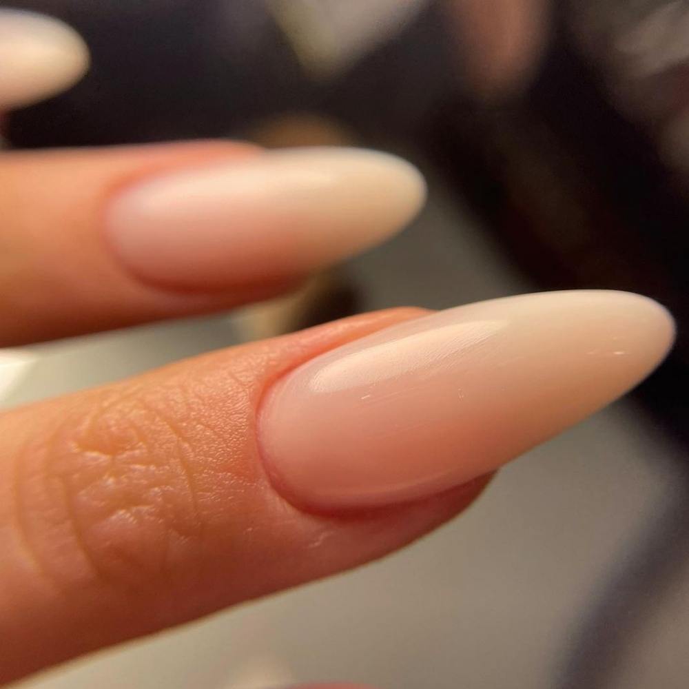 Milky nails: todo lo que debes saber para lograr las uñas de Hailey Bieber