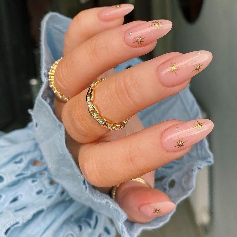 Mystic nails con elementos oro 10 ideas para llevar uñas doradas y lucir elegante en la oficina