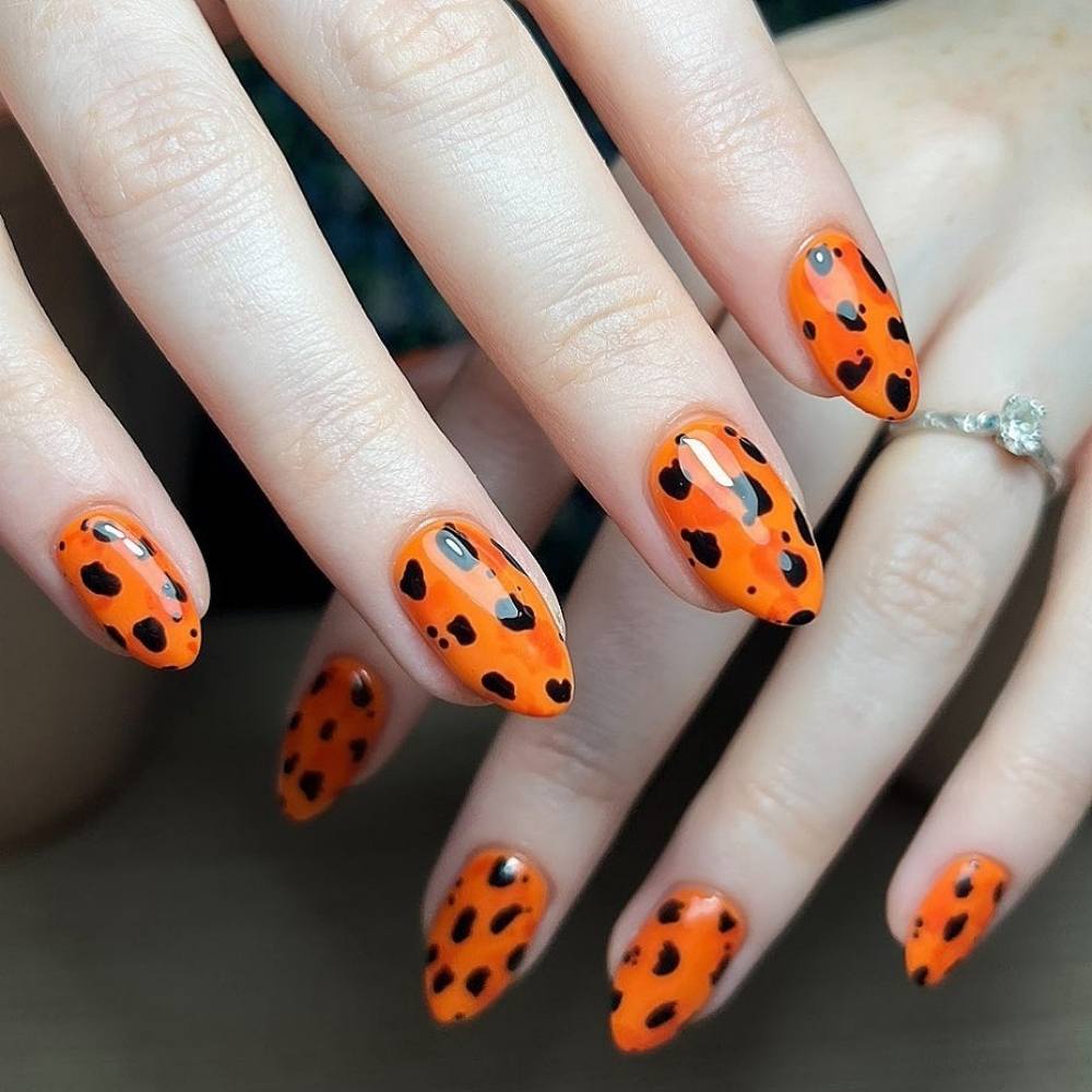 7 diseños fáciles de uñas naranjas para lucir este otoño