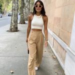 pantalon holgado con top blanco