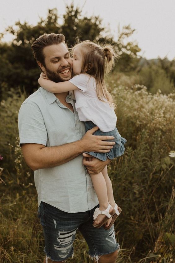 Papá abrazando a su hija 