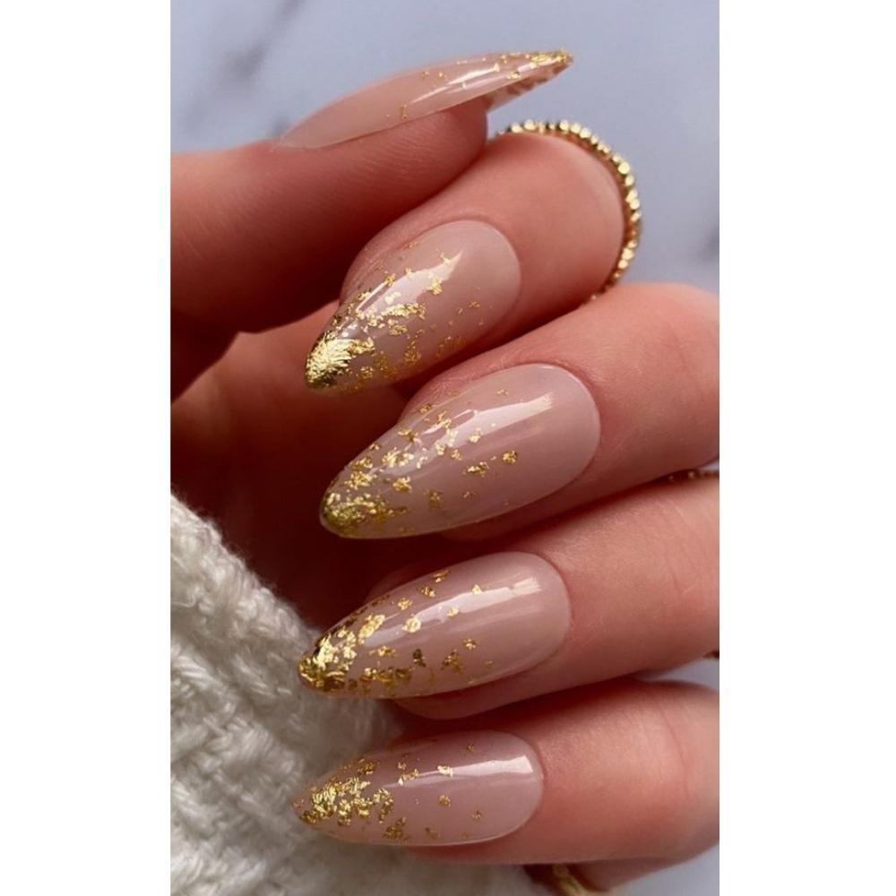 Papel oro en efecto baby boomer 10 ideas para llevar uñas doradas y lucir elegante en la oficina