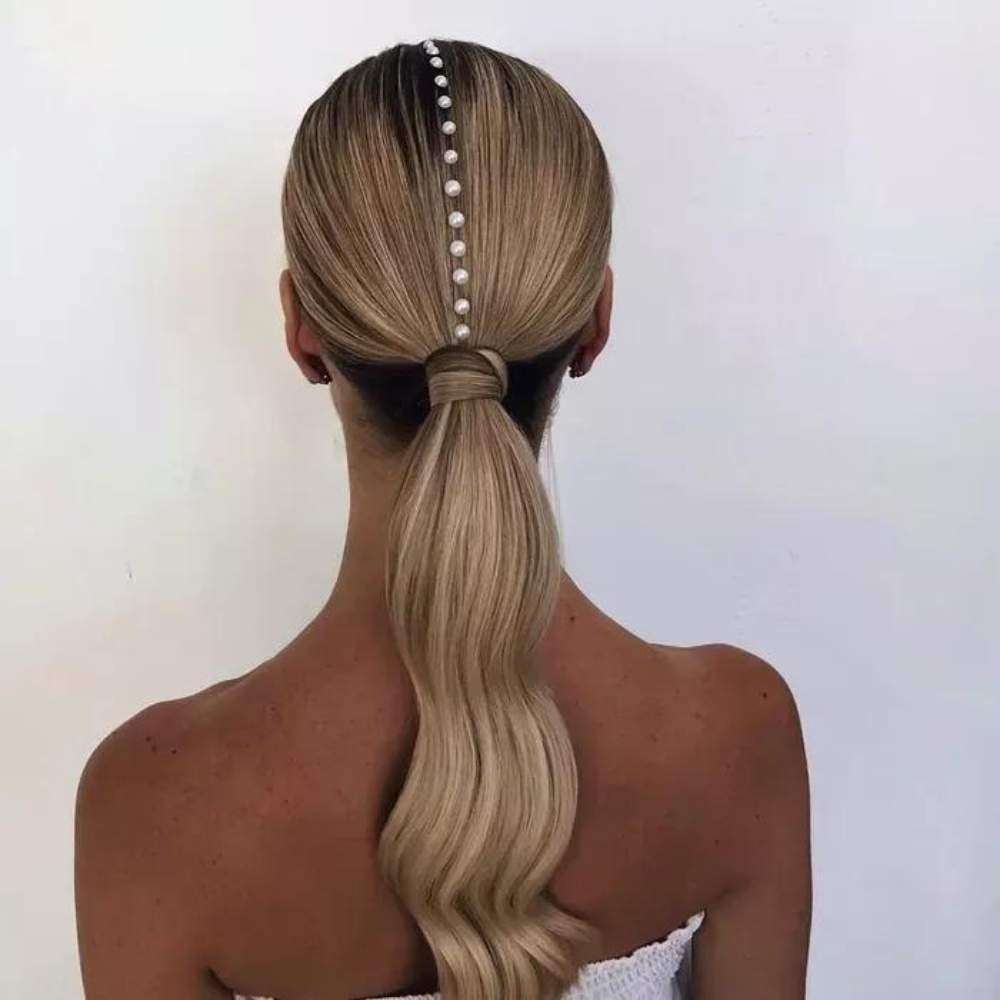 Peinado con partido en medio y perlas como decoración 10 ideas para lucir perlas en el cabello de forma elegante