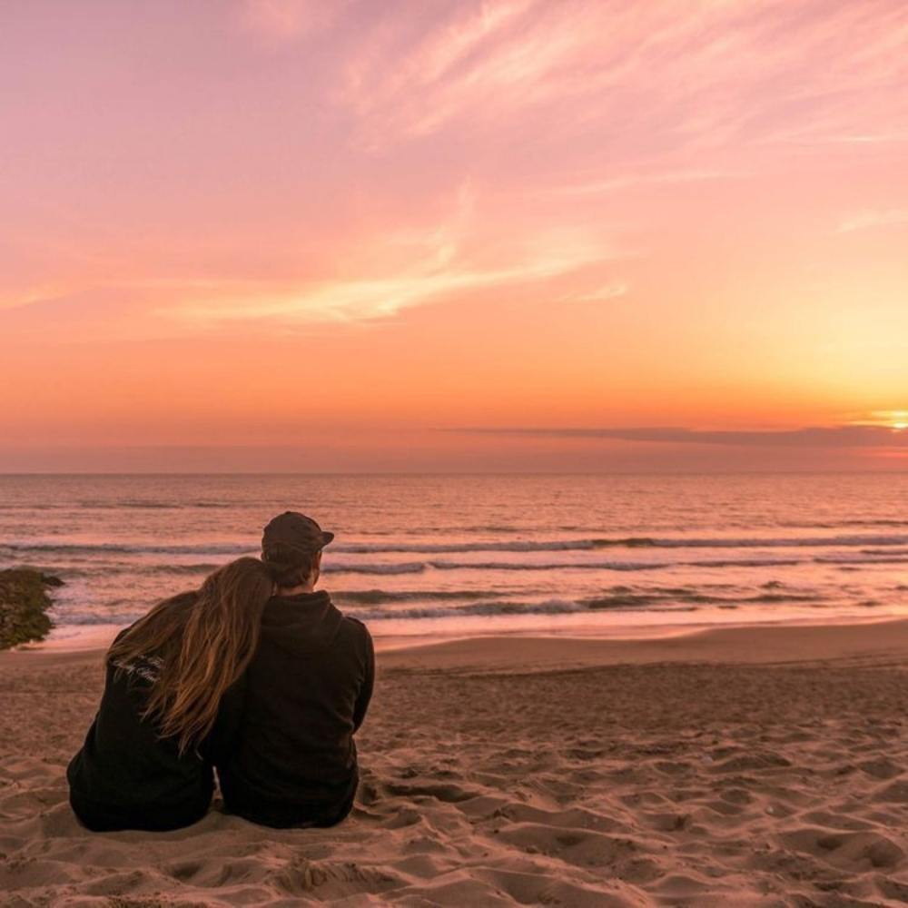 Atardecer romántico en la playa con tu amorcito 10 ideas para tomarte fotos románticas con tu amorcito