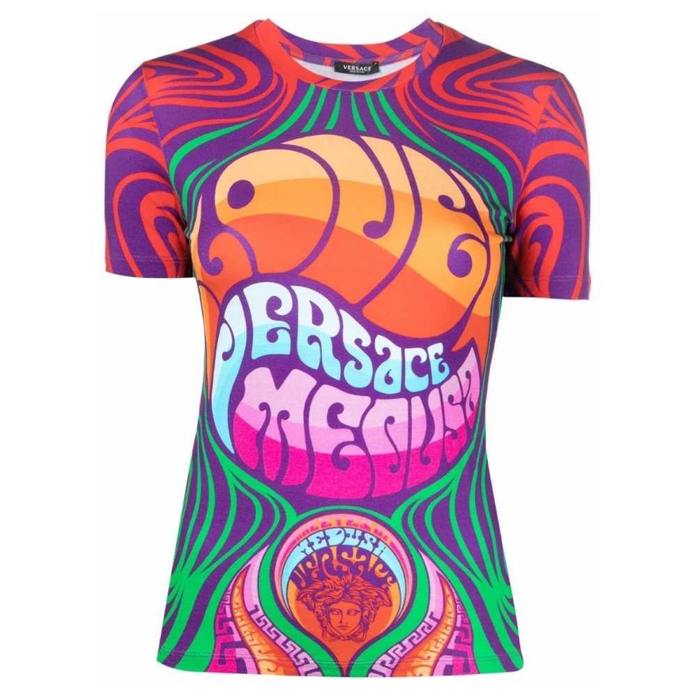 Playera Medusa music de Versace 10 tips de Donatella Versace para lograr outfits increíbles en verano 2022