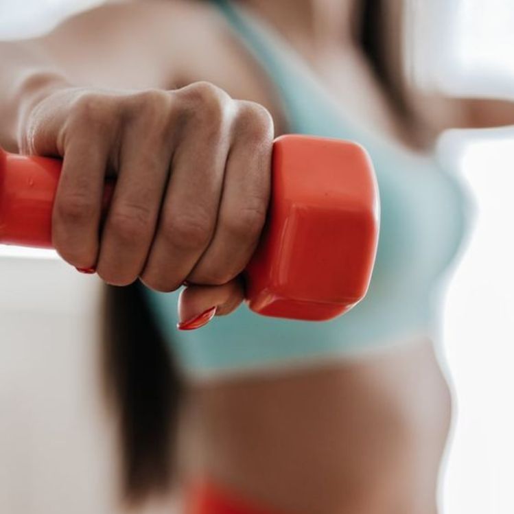 Rutina de 5 ejercicios de brazo en casa para tonificar músculo