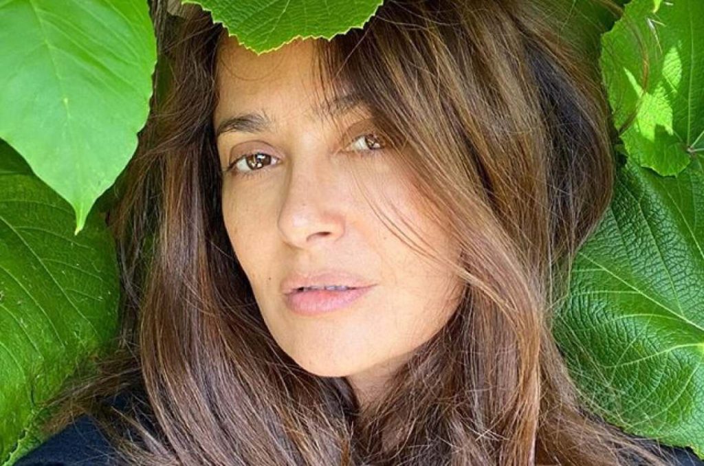 salma hayek se muestra al natural