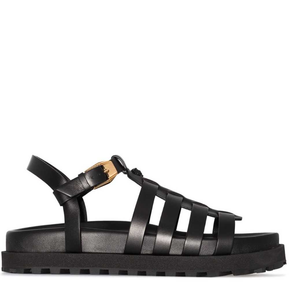 Sandalias planas color negro de Versace 10 tips de Donatella Versace para lograr outfits increíbles en verano 2022