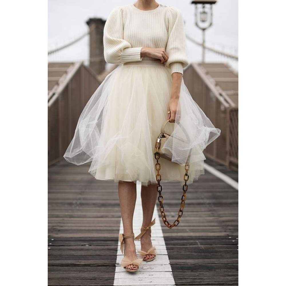 Acompaña tu falda con un suéter de punto ideal para el clima frío 7 ideas para lucir outfits con falda de tul y verte elegante