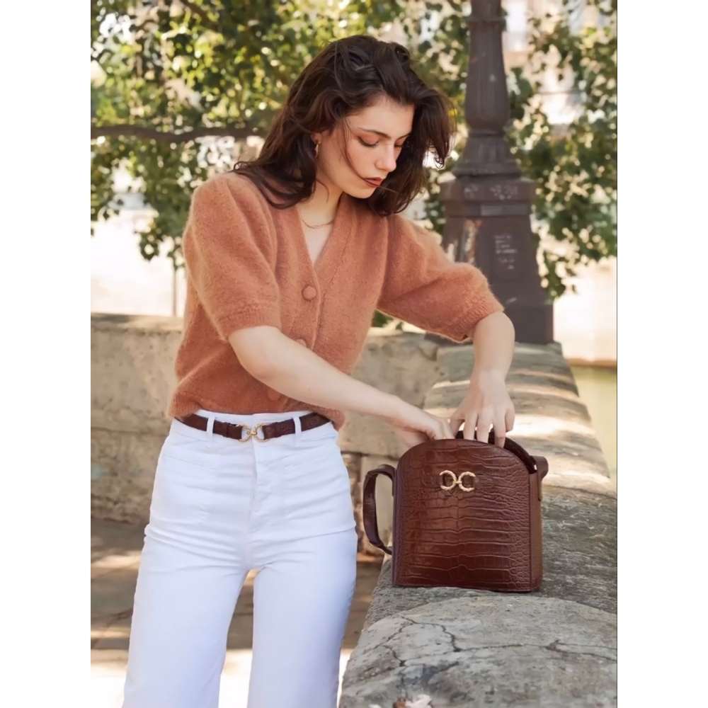 Outfist sencillo con jeans de tiro alto y suéter de botones 5 outfits fáciles para no verte fachosa camino a la oficina
