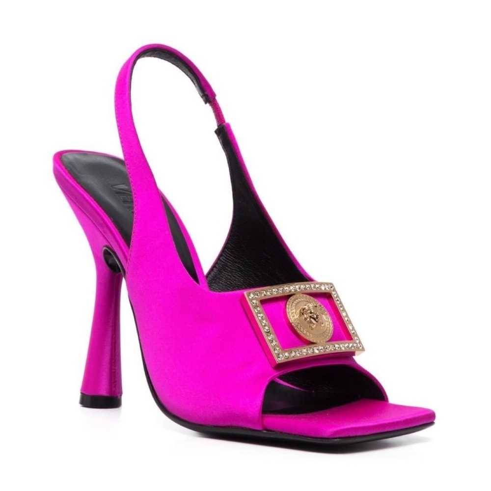 Tacón alto de Versace 10 tips de Donatella Versace para lograr outfits increíbles en verano 2022