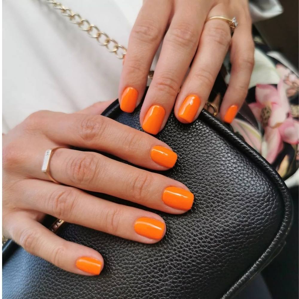 7 diseños fáciles de uñas naranjas para lucir este otoño