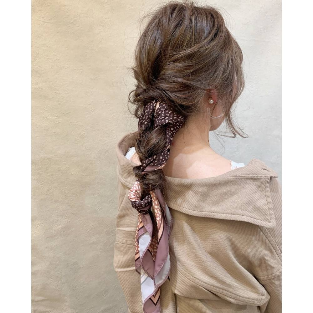 Las trenzas flojas son un peinado muy elegante. Decora la tuya con un listón 10 ideas para lucir tu cabello ondulado juvenil y elegante