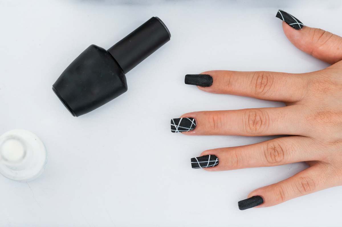 10 ideas de uñas negras cortas ideales para este otoño