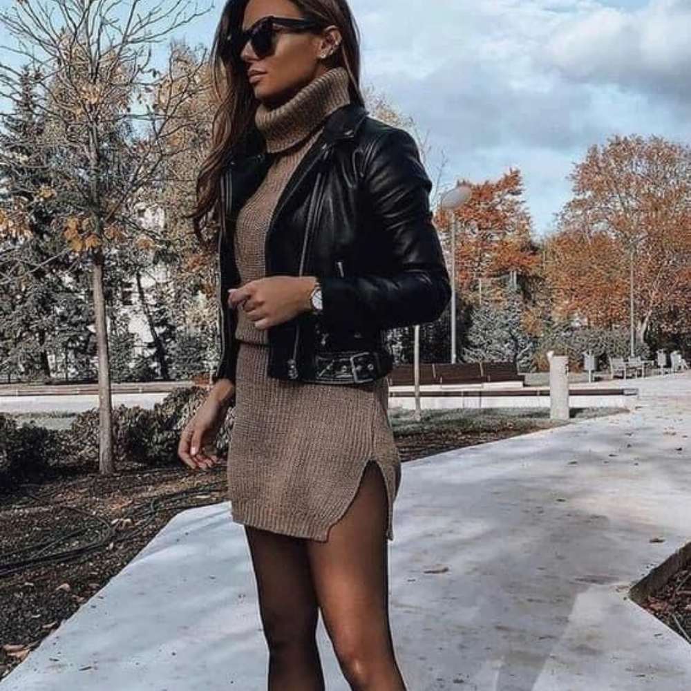 vestido cafe y chamarra negra