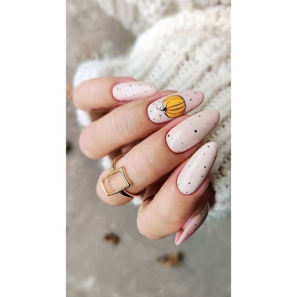 uñas forma almendra color nude con diseño de cabalaza