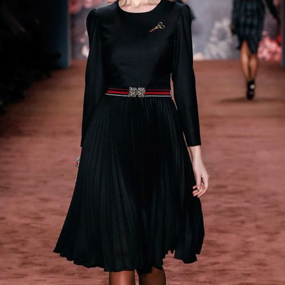 vestido negro color en tendencia para el otoño 2022