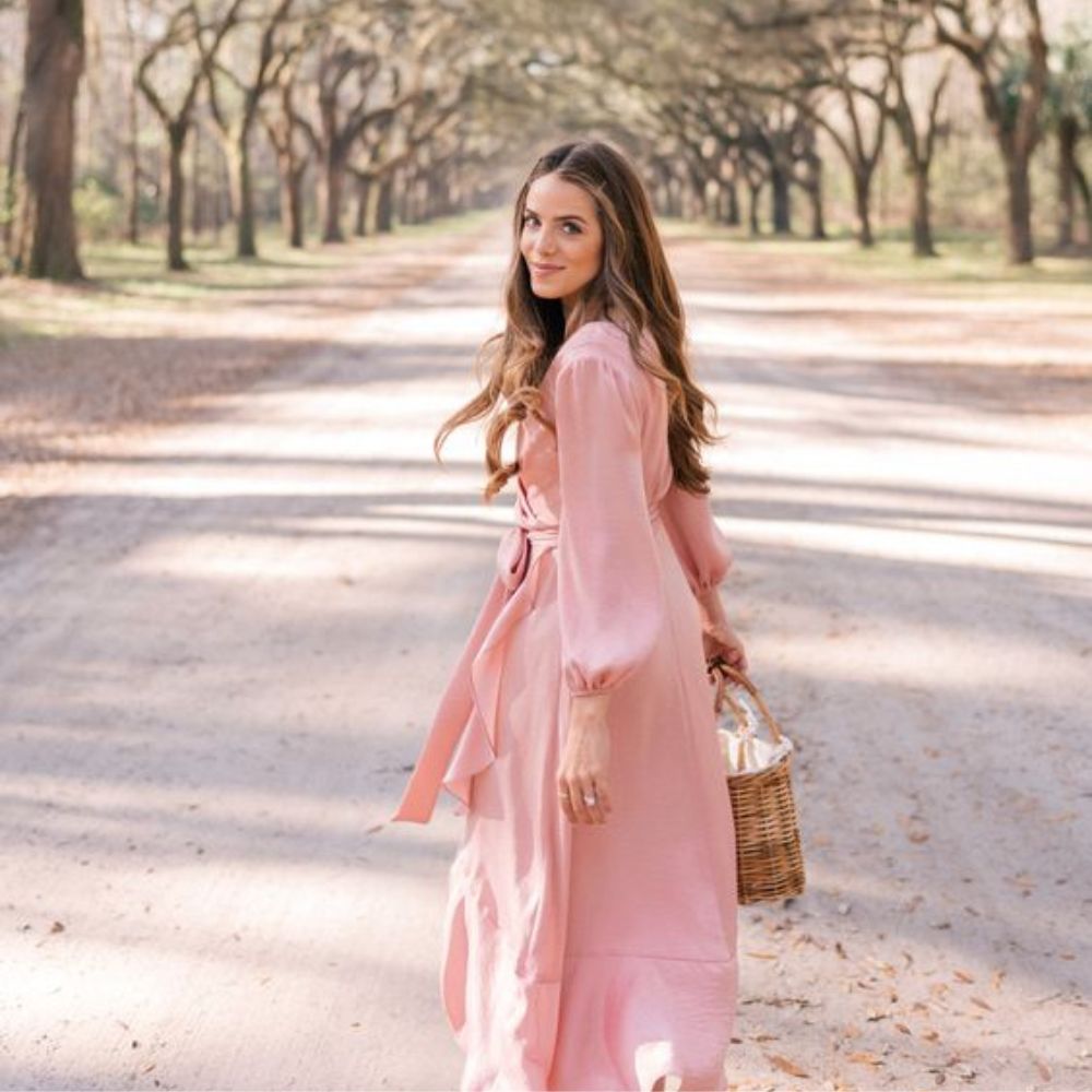 Vestido rosa tenue, color que también se puede usar este otoño