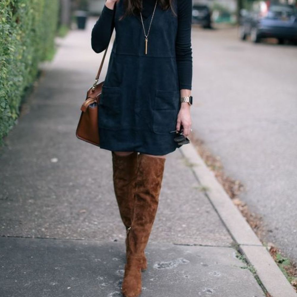 Mini vestido de gamusa con botas largas cafes lo puedes usar este otoño