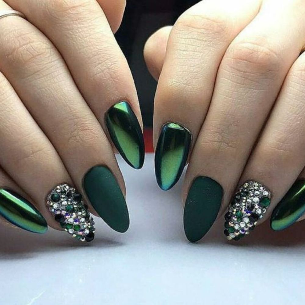 10 ideas de uñas verdes para este otoño 2022 que harán ver a tus manos de lo más bonitas- efecto espejo