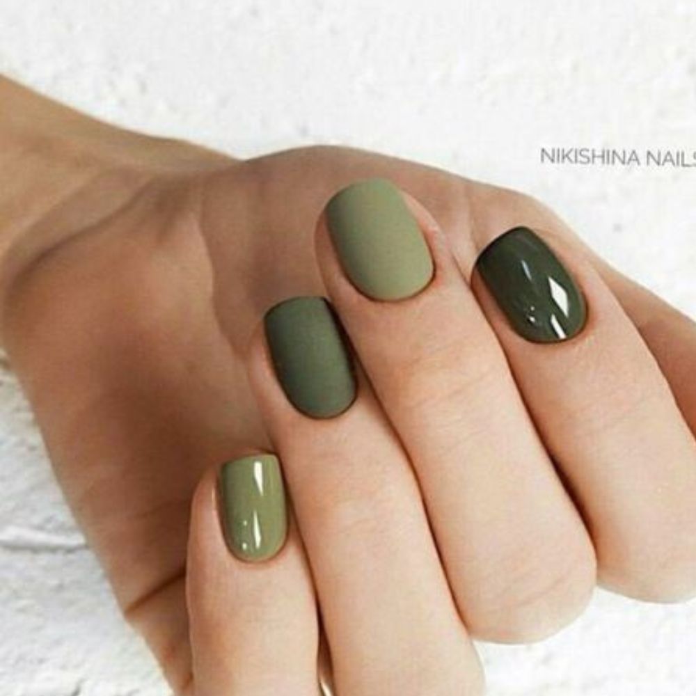 10 ideas de uñas verdes para este otoño 2022 que harán ver a tus manos de lo más bonitas. mattes con brillosos