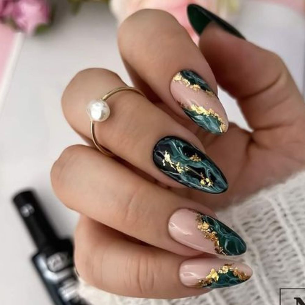 10 ideas de uñas verdes para este otoño 2022 que harán ver a tus manos de lo más bonitas- rosa con verde