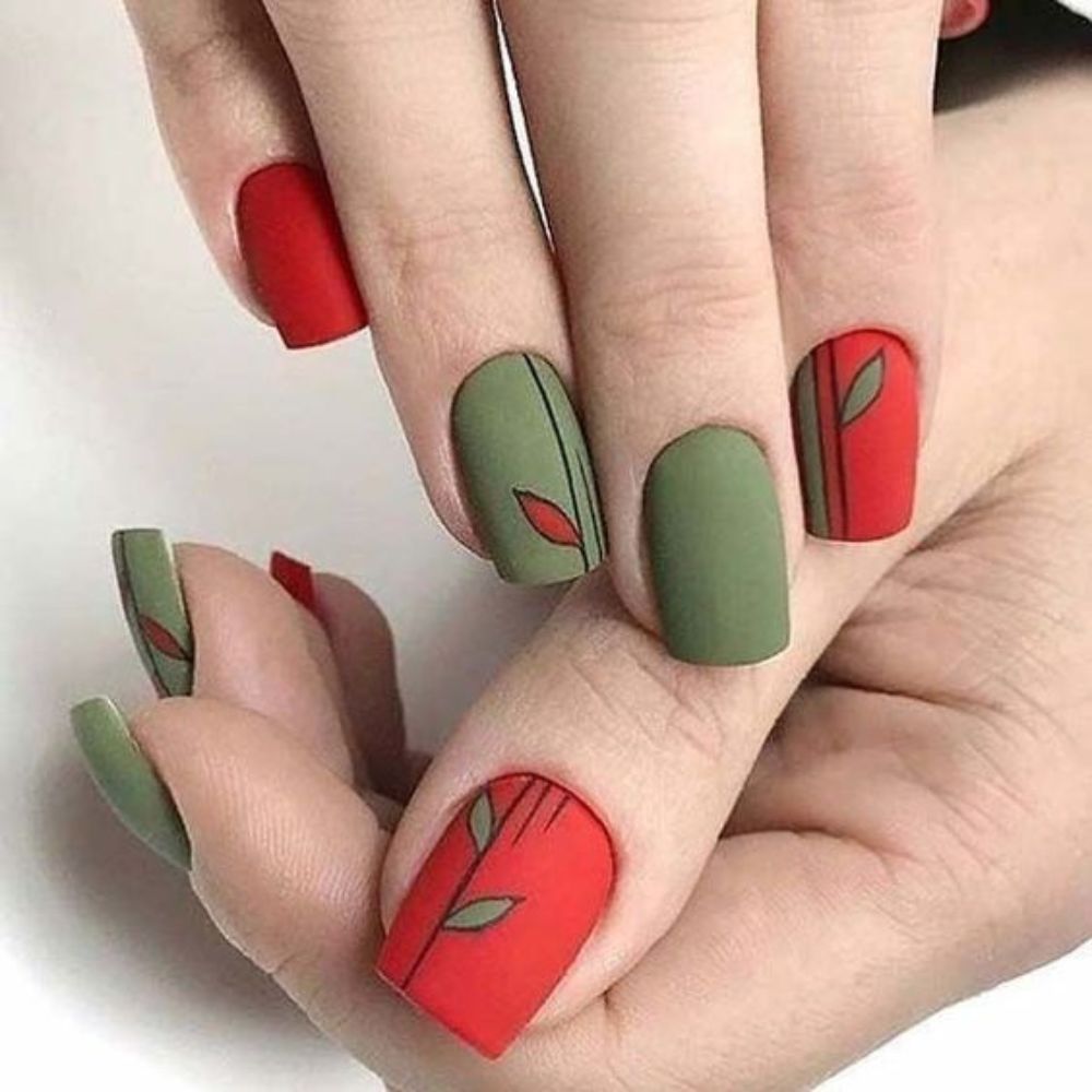 10 ideas de uñas verdes para este otoño 2022 que harán ver a tus manos de lo más bonitas- verde con rojo 