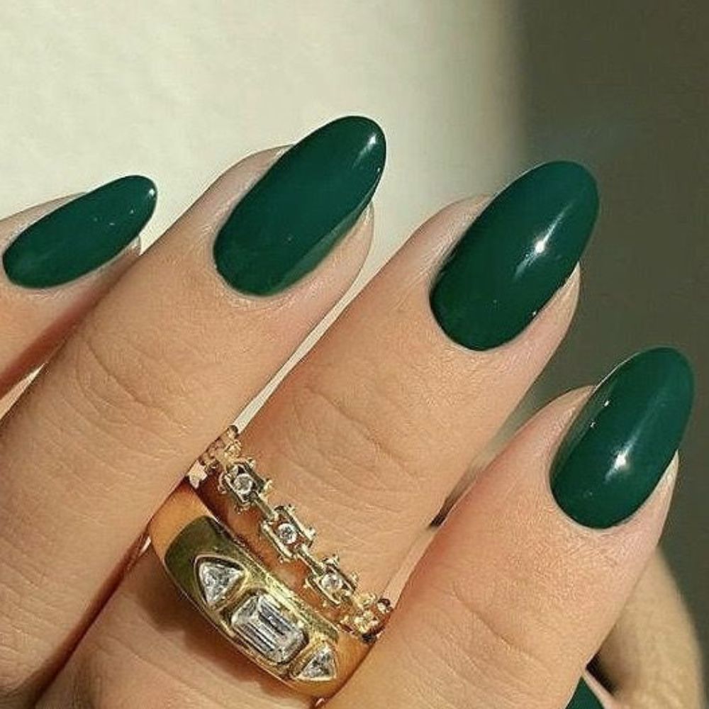 10 ideas de uñas verdes para este otoño 2022 que harán ver a tus manos de lo más bonitas- verde esmeralda 