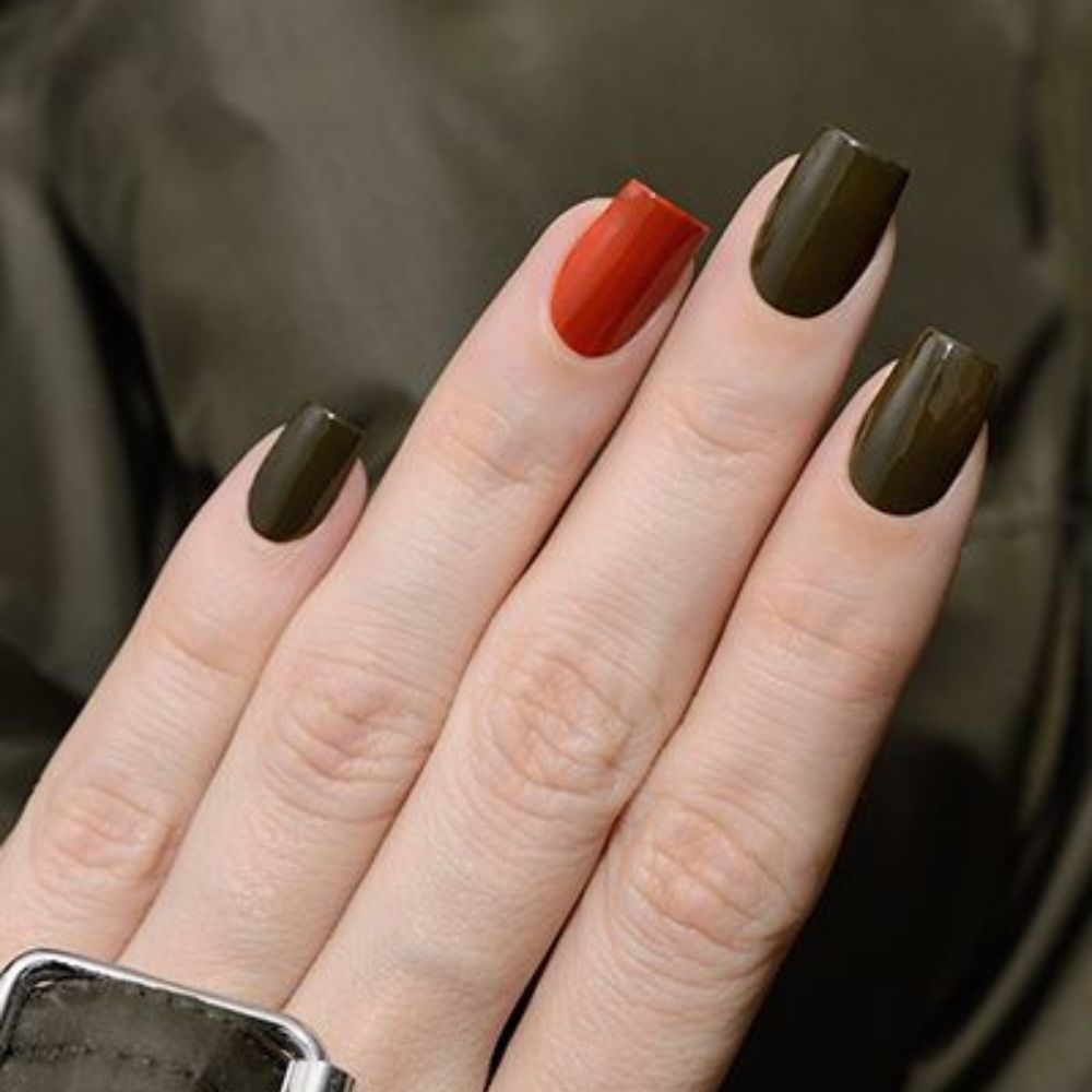 10 ideas de uñas verdes para este otoño 2022 que harán ver a tus manos de lo más bonitas- verde olivo 