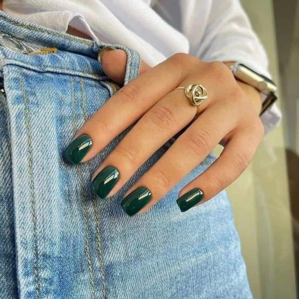 10 ideas de uñas verdes para este otoño 2022 que harán ver a tus manos de lo más bonitas- verde pino