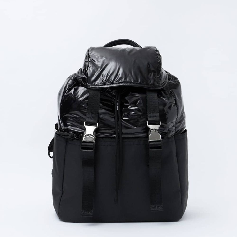 10 mochilas aesthetic que puedes conseguir en linea- mochila negra acolchada