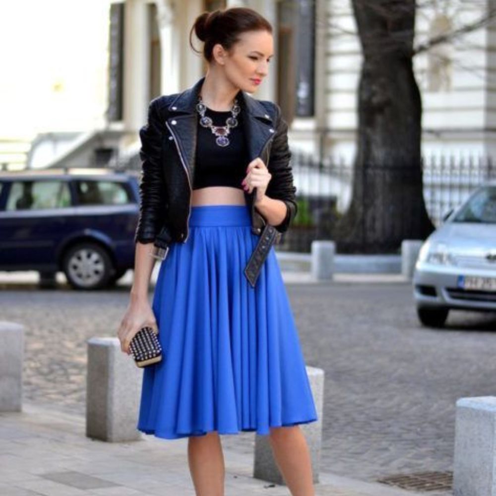 10-outfits-con-azul-electrico-para-verte-moderna-falda-de-tablones-azul-electrica