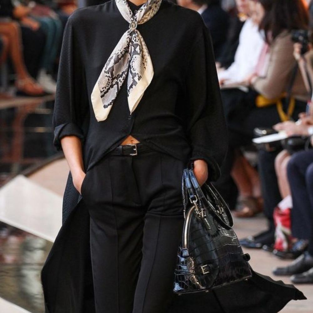 10 outfits con pañoleta que te harán ver elegante de la forma más sencilla- total look negro 