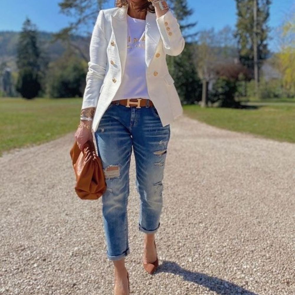 10-outfits -con-pantalones-de-mezcilla-para-mujeres-que-te-haran-lucir-joven–boyfriend-con- saco-blanco | Mujer de 10