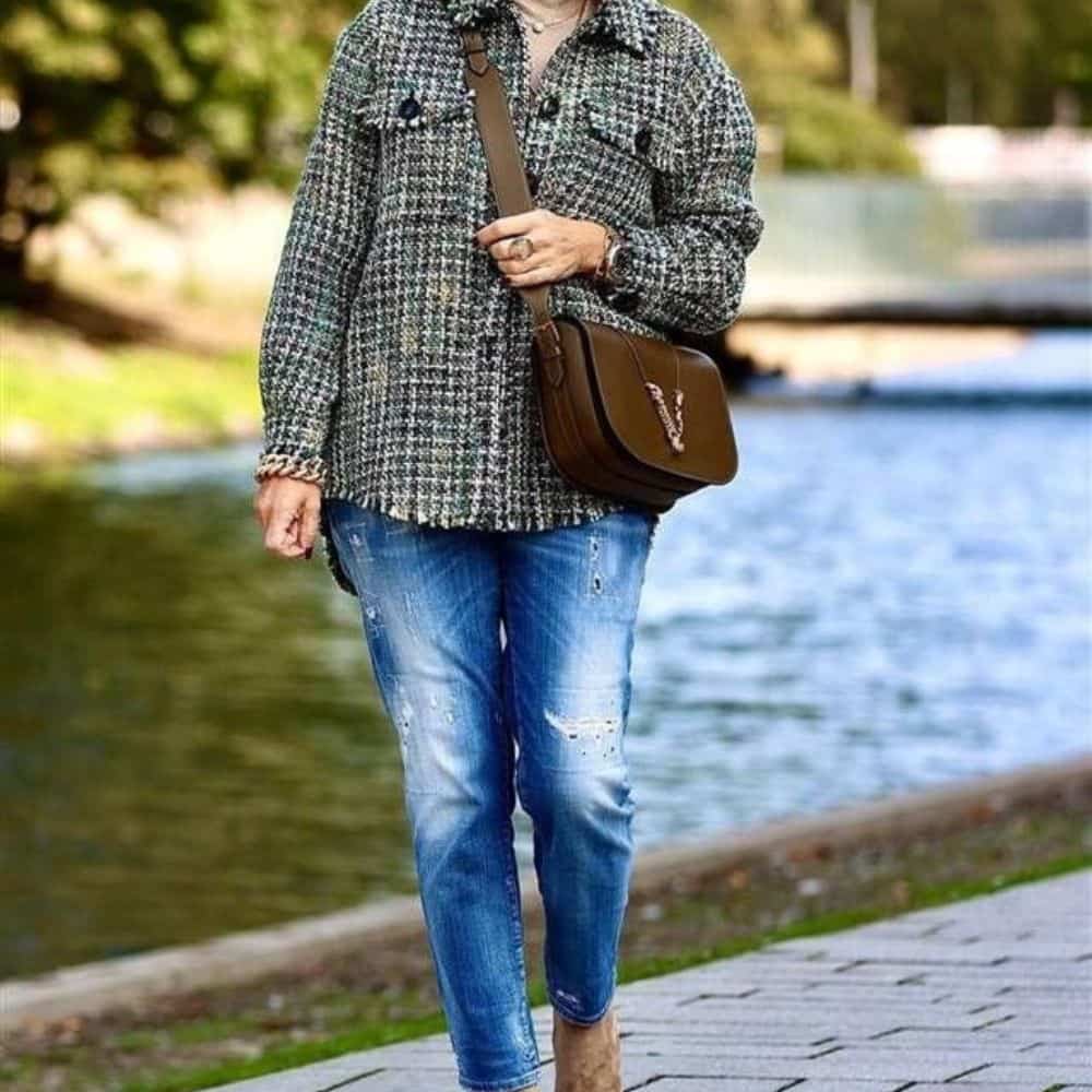 pantalón rectos con outfit casual de camisa de cuadros que te hará lucir más joven