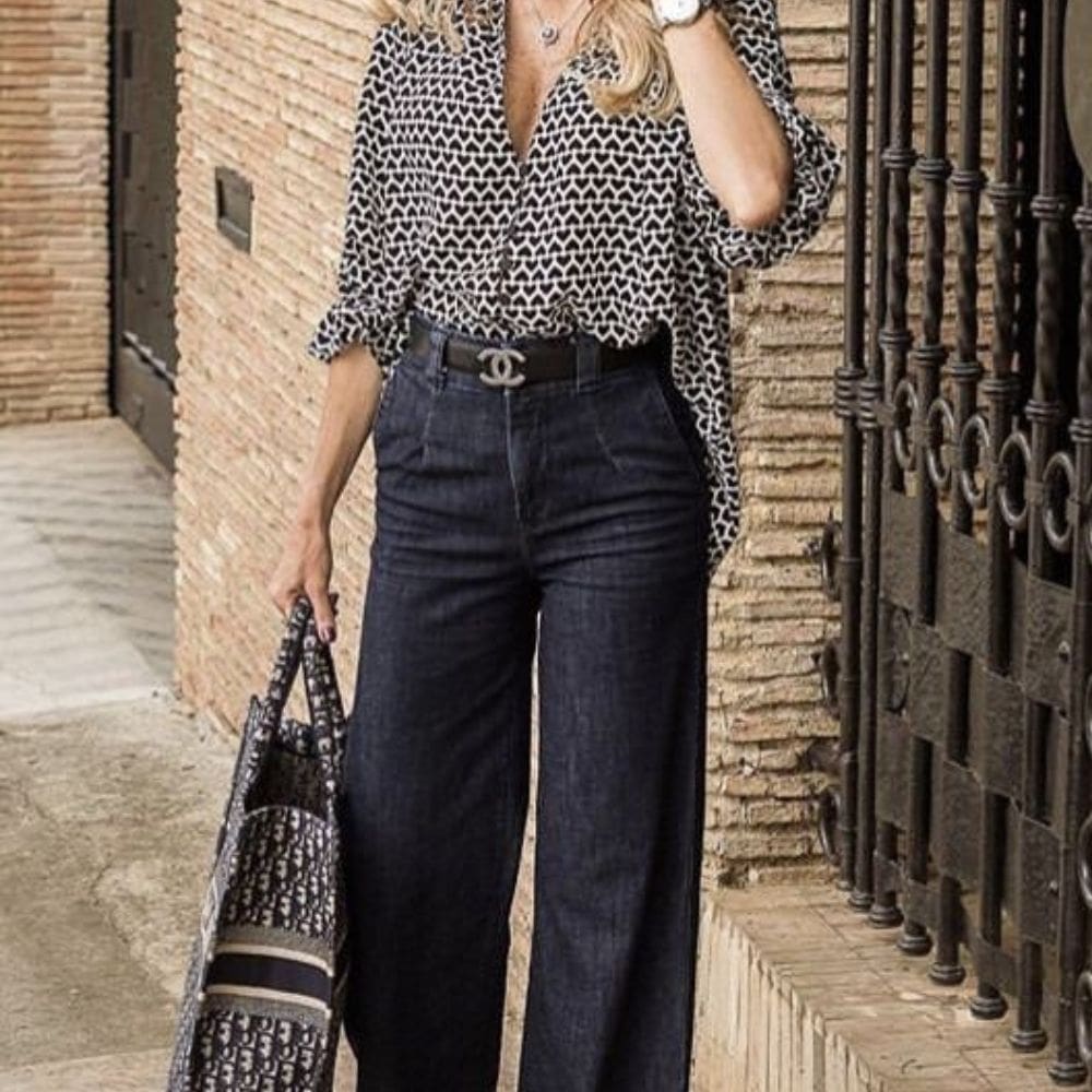 10-outfits-con-pantalones-de-mezclilla-para-mujeres -de-40-que-te-haran-ver-mpas-joven–pantalon-negro-de-mezclilla-min | Mujer  de 10