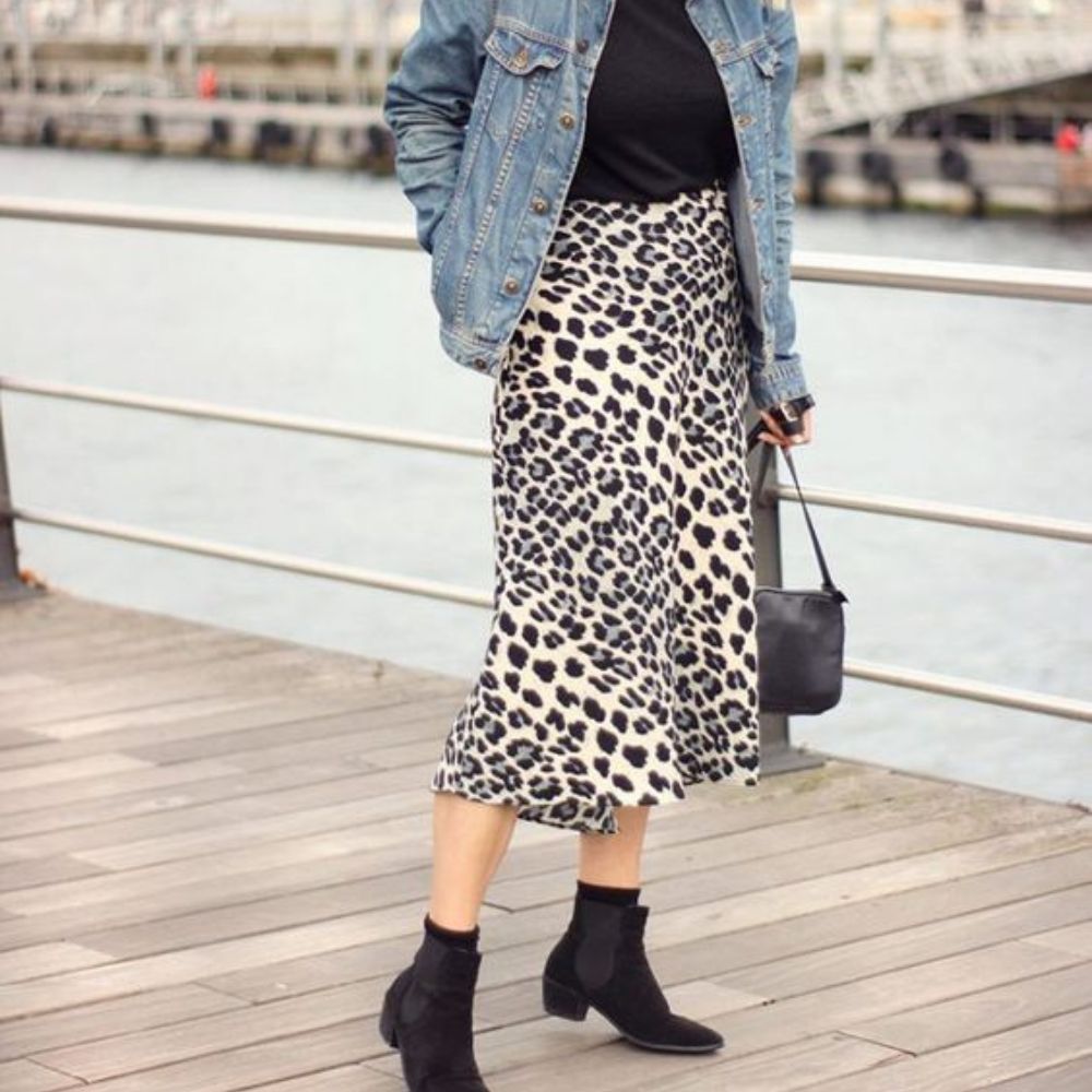 10 outfits para botas al tobillo sin tacón para ir a trabajar sin verte informal- animal print