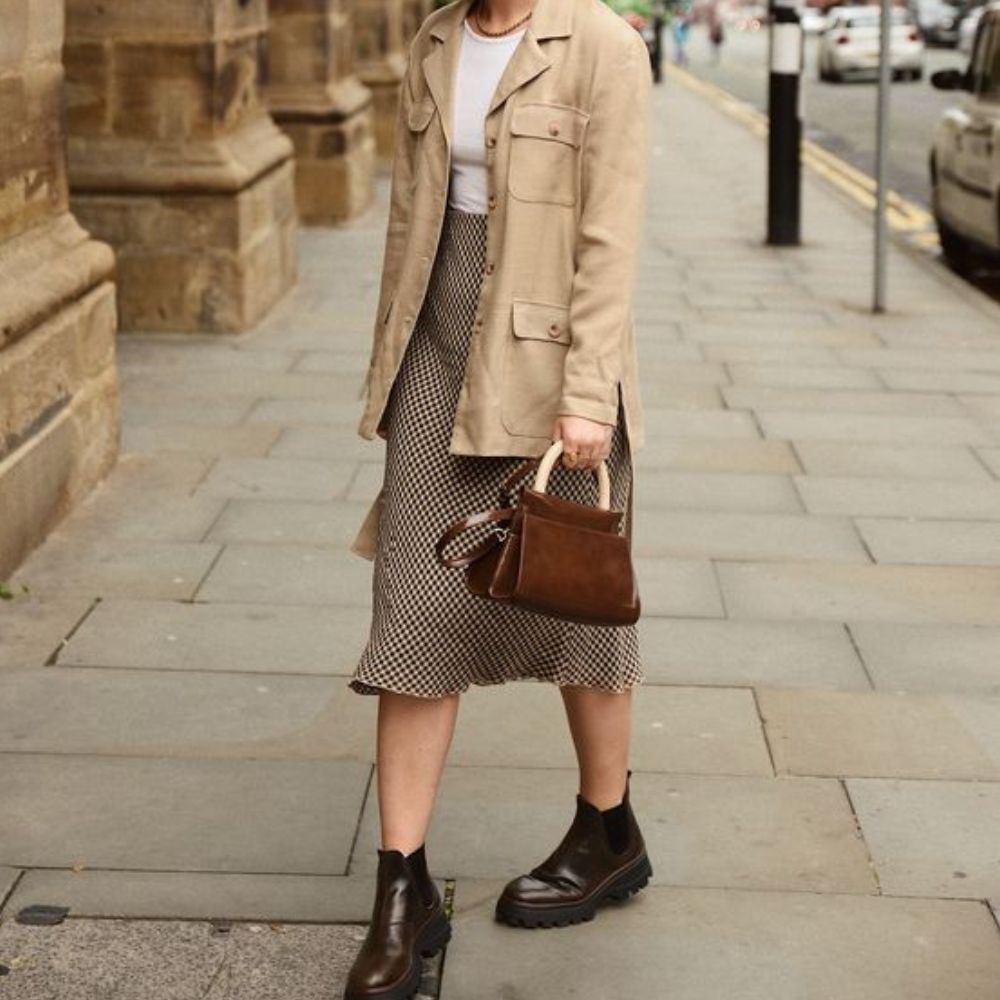 10 outfits para botas al tobillo sin tacón para ir a trabajar sin verte informal. con falda larga