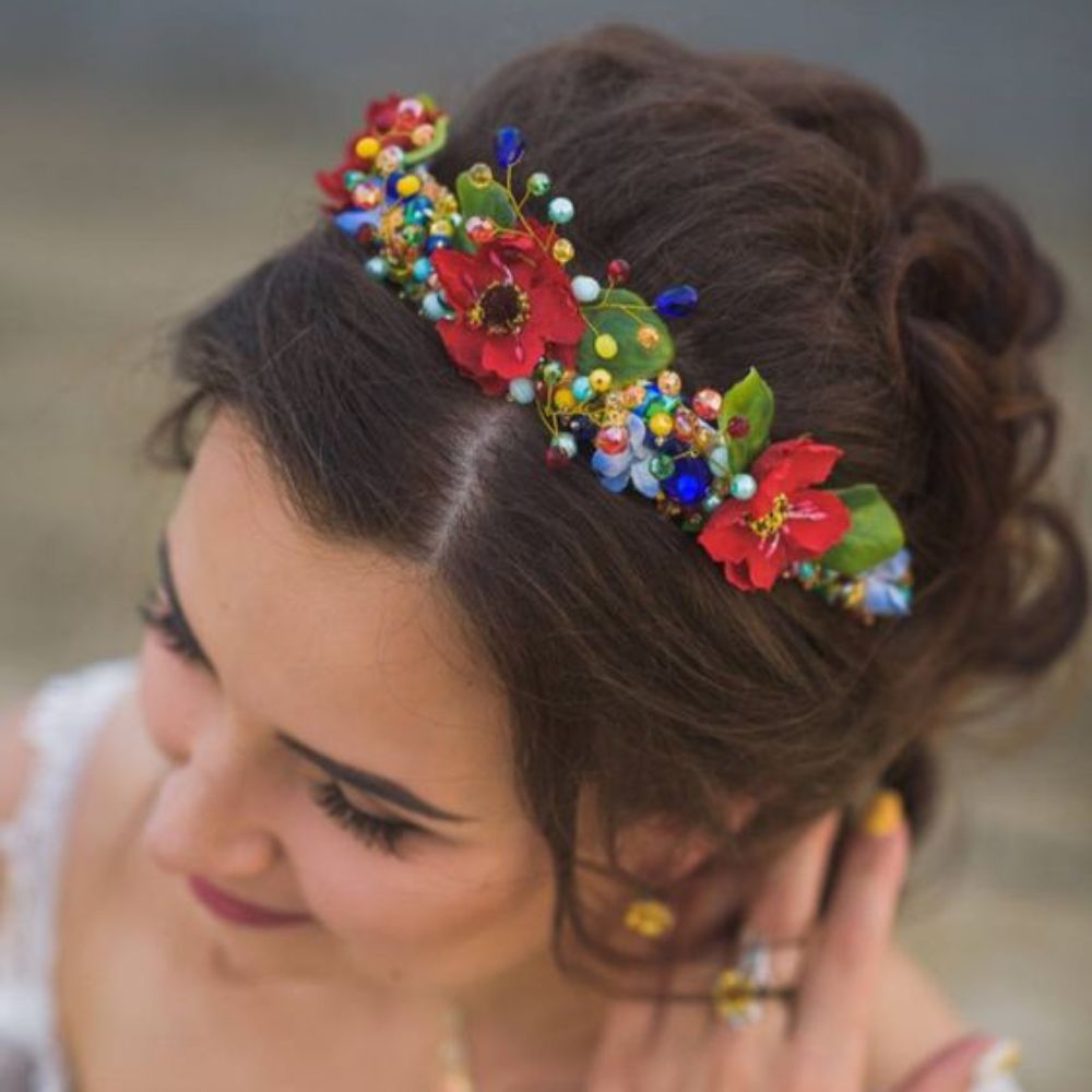 10 peinados con diademas para lucir en las fiestas patrias 2022-con color 