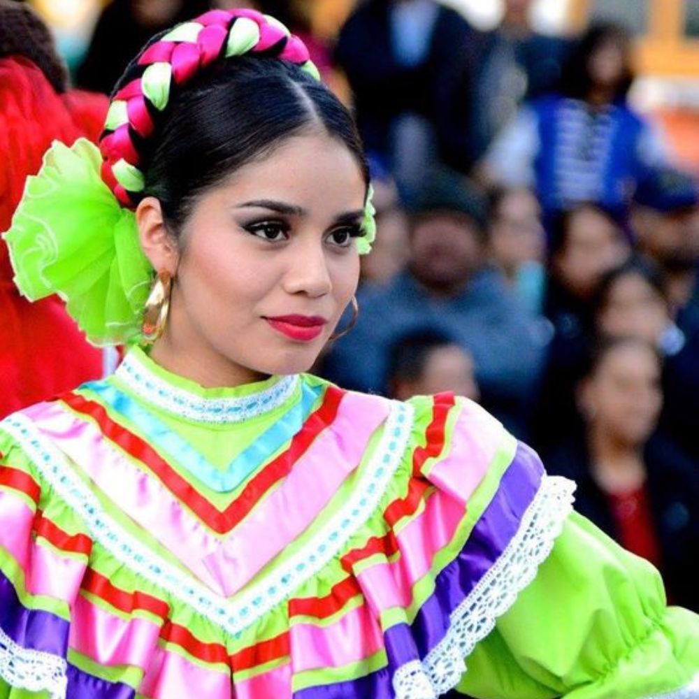 10 peinados con diadema para lucir en las fiestas patrias2022- diadema de listón 