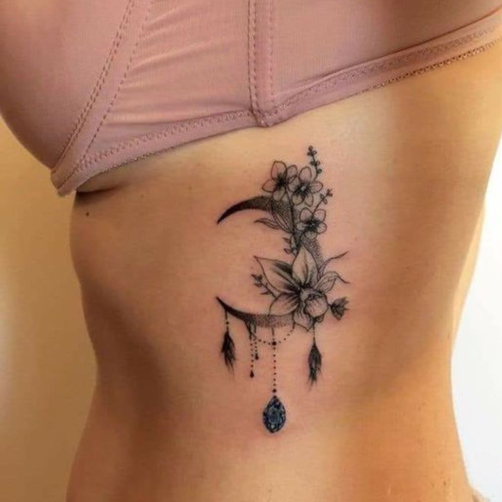 10 tatuajes que te ayudarán a cubrir las cicatrices-tatuaje en las costillas