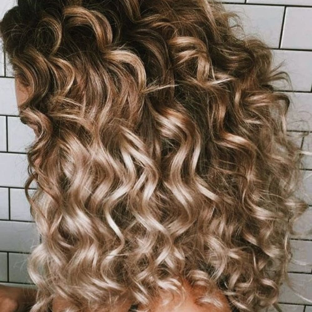 10 tintes para el cabello rizado para lucir en este otoño 2022-balayage