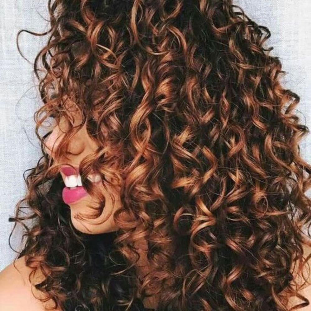 10 tintes para el cabello rizado para lucir en este otoño 2022- caramelo